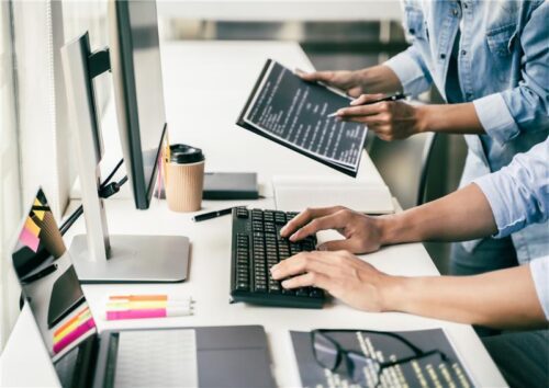 Profissionais de tecnologia colaborando no desenvolvimento de software, representando o mercado de software e inovação digital.
