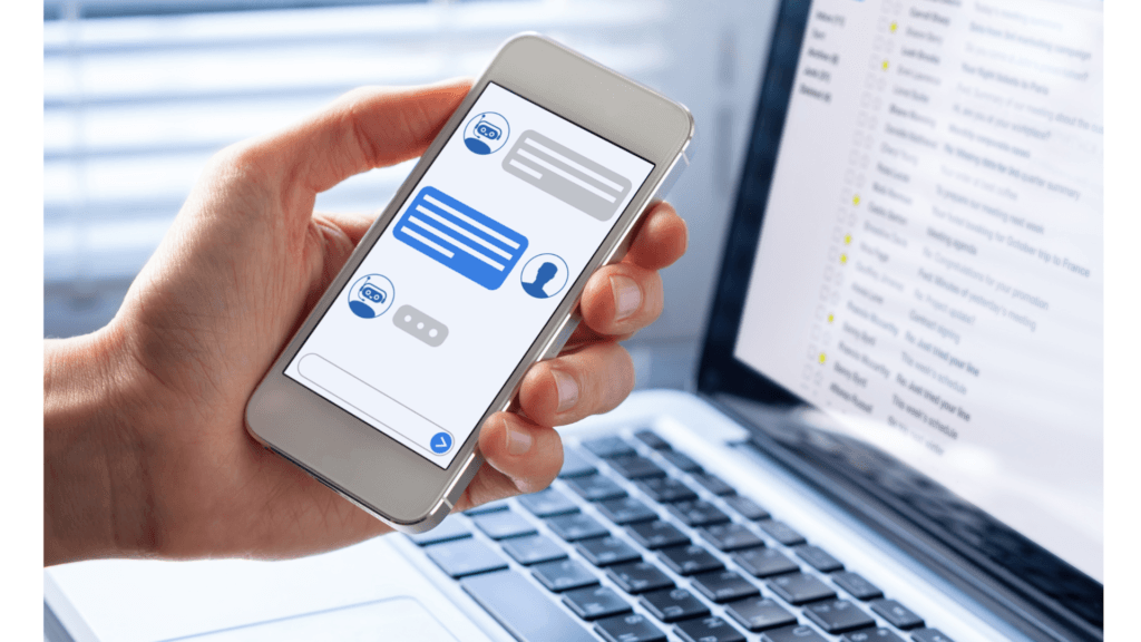 Imagem de uma pessoa usando um chatbot com IA em um smartphone, com interface de conversa automatizada.