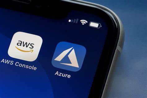 Diferenças entre Microsoft Azure e AWS representadas pelos logotipos dos aplicativos das duas plataformas líderes de computação em nuvem exibidos na tela de um smartphone.