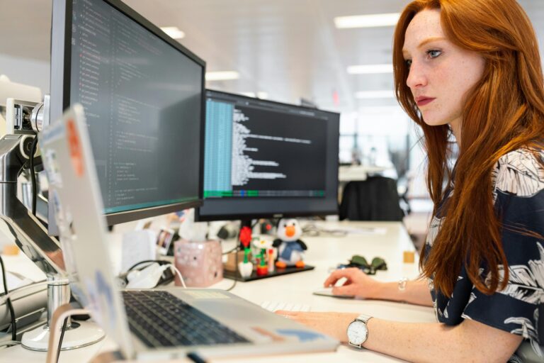 Desenvolvedora trabalhando em projetos de outsourcing de desenvolvimento de software, utilizando tecnologias modernas para soluções inovadoras.