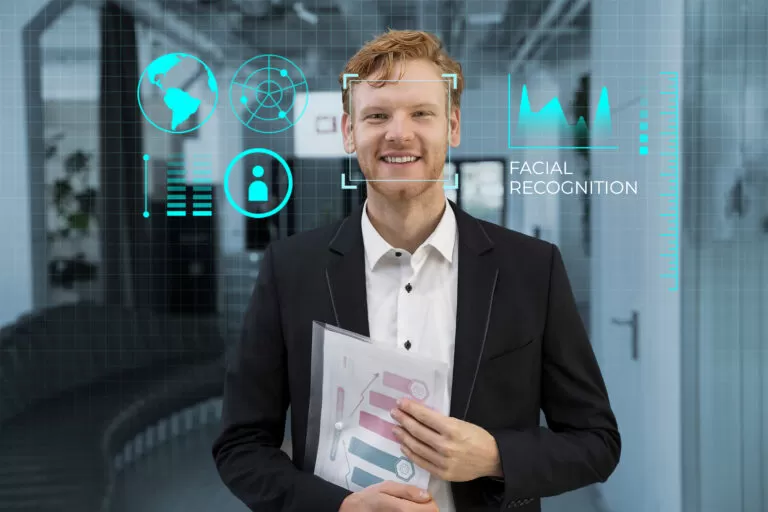 Executivo sorrindo enquanto tecnologia de Inteligência Artificial para CEOs realiza reconhecimento facial e análise de dados.