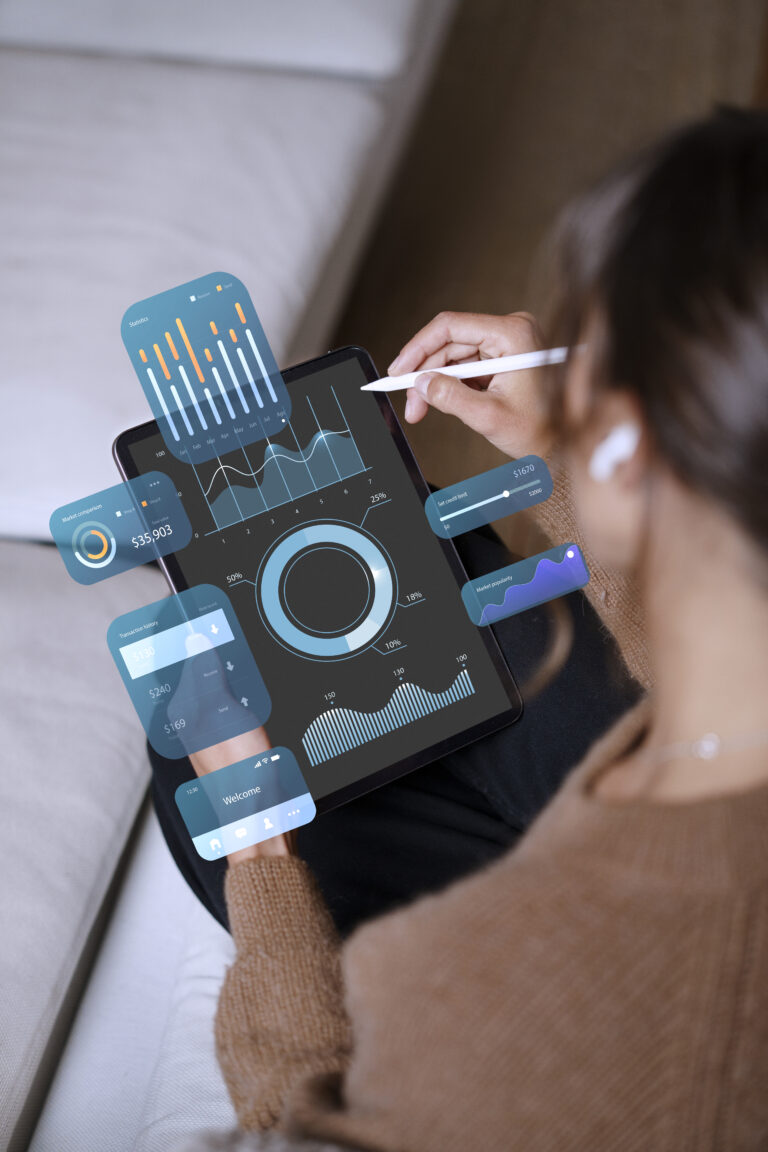 Pessoa segurando um tablet com gráficos interativos de desempenho, representando a aplicação da automação de processos na análise de indicadores empresariais.